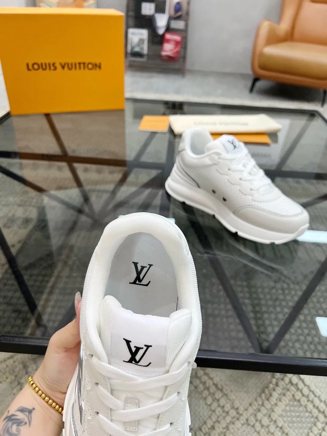 Factory price: 460💰Lv🔍Top purchasing agent🇮🇹 Road The most popular sports shoes for street men are available at the same counter. The uppers are imported cowhide fabrics from Italy, high-quality spliced colorful and complex handicrafts, imported comfortable mesh linings, soles: original soles specially provided by the original factory, T men's men's shoes 💰U foam exclusive movable molded soles are super comfortable, original factory and single goods, 🔍🔍high quality, you can enter and exit the counter at will, welcome to compare, code number 38-44, (45 customized)